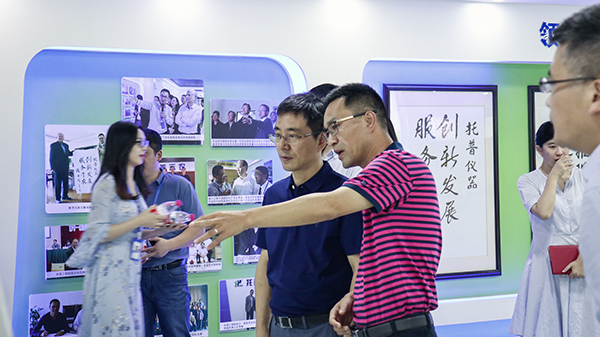 陈董事长向赵部长介绍了乐鱼的公司概况以及公司发展历程